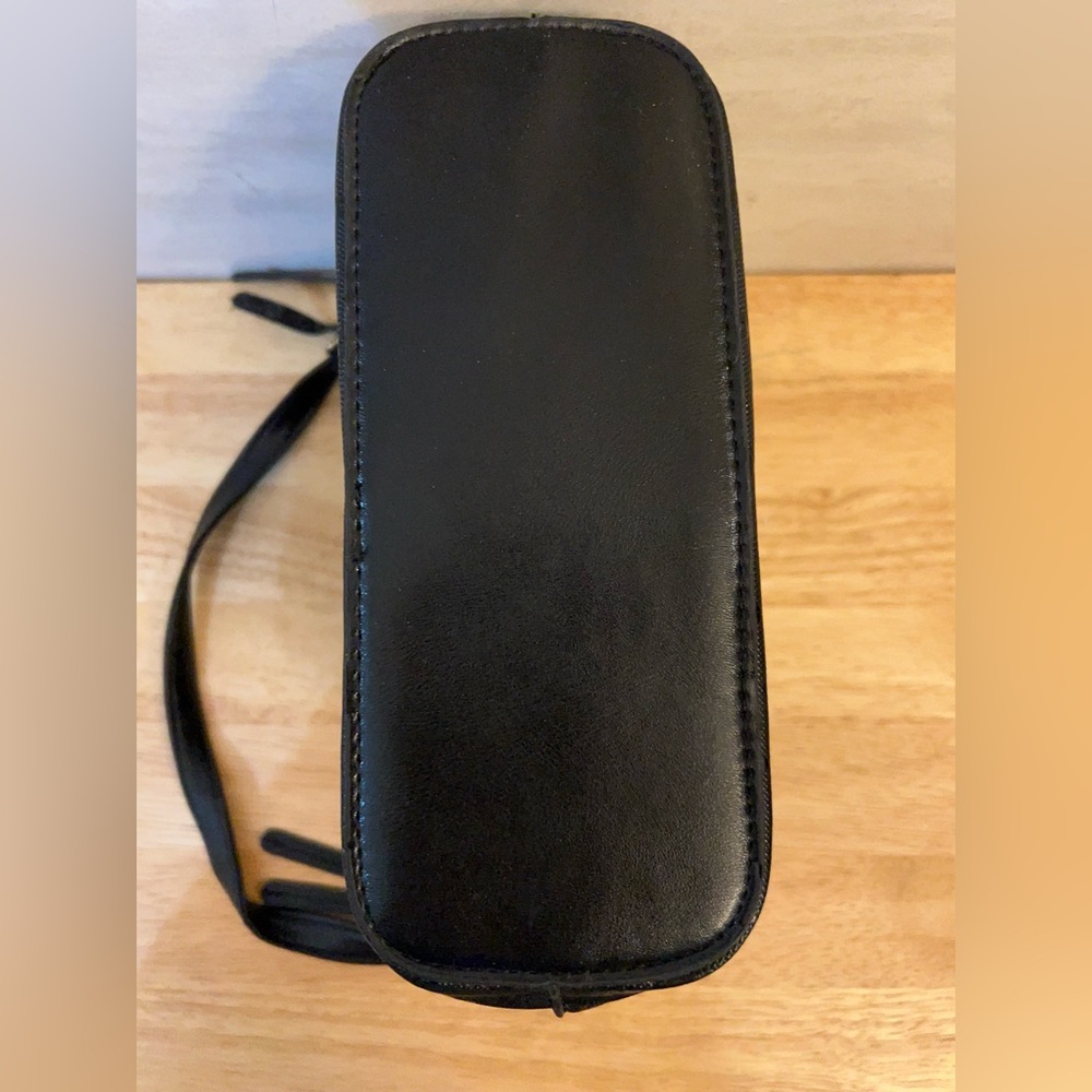 FINON Elegant Black Shoulder Bag with Gold Chain Accent - Picture 11 of 12